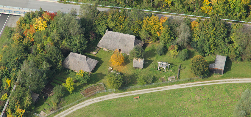 Der Bajuwarenhof von oben: Das Freilichtmuseum in seiner heutigen Ausdehnung.